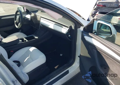 2025 Tesla Model Y Long Range Dual Motor All-Wheel Drive z USA, uszkodzony, nr VIN 7SAYGDEE5SA338332